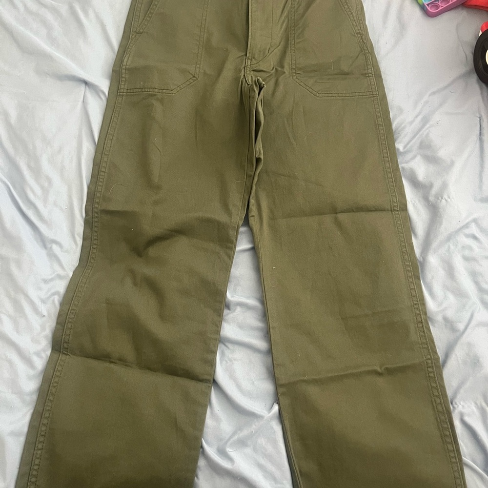 Levi's Women Cargo Pants in Olive